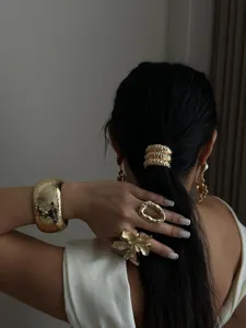 Detail van hoogwaardige gehamerde gouden armband met luxe getextureerde afwerking
