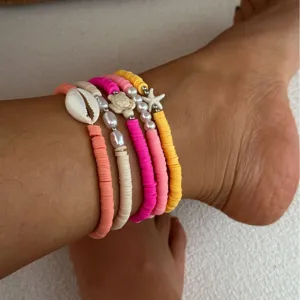 Set di cavigliere bohémien in argilla polimerica colorata con conchiglie e stelle