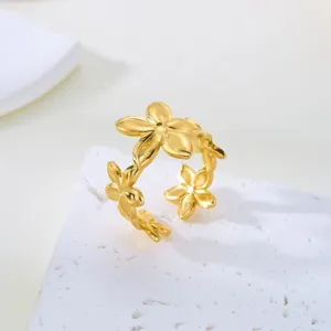 Detailansicht eines vergoldeten Edelstahlrings mit tropischem Blumenmuster, verstellbar