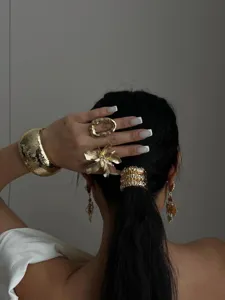 Gehamerde gouden armband en bloemenring set voor elegante bohemian damesmode