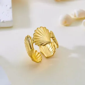 Detailansicht eines eleganten, vergoldeten Edelstahlrings mit strukturiertem Muscheldesign