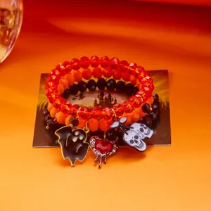 Halloween-Armband-Set mehrlagig mit Geist- und Totenkopf-Anhängern Detailansicht