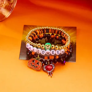 Detail des Halloween-Armband-Sets mit Kürbis- und Herzanhängern.