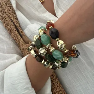 Vintage-Armband-Set mit unregelmäßigen grünen Acryl- und goldfarbenen Perlen.