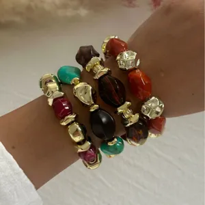 Retro-Armband-Set mit unregelmäßigen Acrylperlen und goldenen geometrischen Akzenten