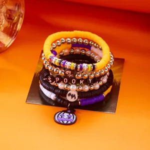 Nahaufnahme von Halloween-Armbändern mit Spooky-Perlen und Kürbis-Anhänger