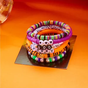 Nahaufnahme des Halloween-Armband-Sets mit Heishi-Perlen und SPOOKY- und BOO-Buchstaben
