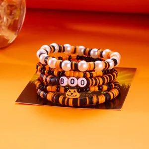 Detailansicht von Halloween-Armbändern mit BOO-Buchstaben und einem Kürbis-Anhänger.