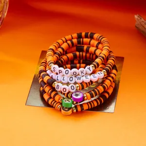 Detailansicht Halloween-Armbänder aus Polymer-Ton mit Spooky- und Boo-Anhängern