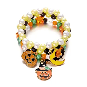 Mehrlagiges Halloween-Armband mit Kürbis- und Fledermaus-Anhängern auf reflektierendem Weiß
