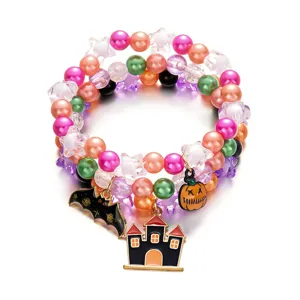 Detailansicht von Halloween-Perlenarmbändern mit Fledermaus- und Kürbisanhängern.