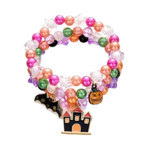 Buntes mehrlagiges Halloween-Perlenarmband-Set mit Kürbis-, Fledermaus- und Schloss-Anhängern.