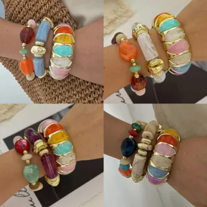 Gedetailleerd overzicht van kleurrijke macaron stenen armbandenset met goudaccent