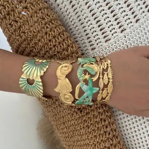 Nahaufnahme von Emaille-Armband-Set mit Meeresmotiven wie Seestern und Muscheln