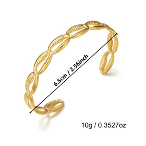 Detailansicht eines goldenen Muschel-Armreifs mit genauen Maß- und Gewichtsangaben