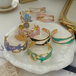 Emaille-Armreifen im Meeres-Stil mit Seestern-Motiven auf einem weißen Keramikteller präsentiert