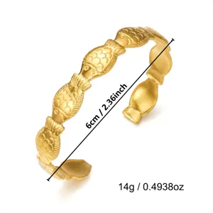 Detailansicht dieses goldfarbenen Armreifs mit Fischmotiv inklusive Maß- und Gewichtsangaben