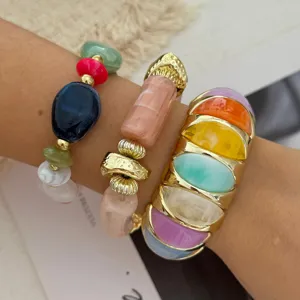 Detailopname van een kleurrijke macaron stenen armbandset met gouden brede armband
