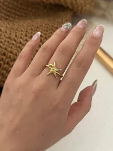 Detailansicht eines vergoldeten Edelstahlrings mit Seestern und blauen Steinen