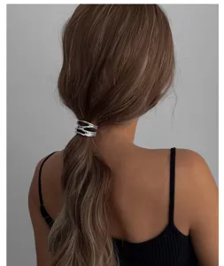 Detaillierte Ansicht einer minimalistischen silbernen Haarmanschette für einen Pferdeschwanz