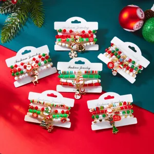 Detailansicht der bunten Weihnachts-Armbandsets aus Polymer-Ton mit Anhängern auf Karten.