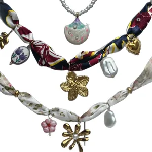 Collares artesanales de seda de colores con perlas y colgantes de conchas mujer