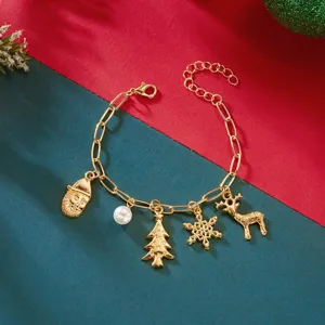 Primo piano di un braccialetto natalizio in oro con ciondoli Babbo Natale, albero e renna