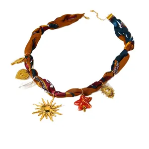 Collana in nastro di seta bohémien con catena in acciaio inossidabile e ciondoli stella