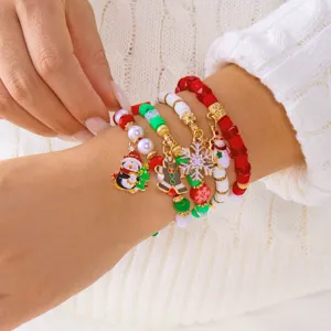 Festliches Weihnachts-Armband-Set mit bunten Tonperlen und Anhängern am Handgelenk.