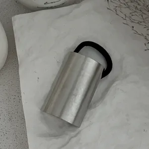 Detaillierte Nahaufnahme einer minimalistischen mattsilbernen Haarspange mit elastischem Band