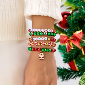 Nahaufnahme eines fünfteiligen Weihnachts-Perlenarmband-Sets mit Weihnachtsmann-Anhänger