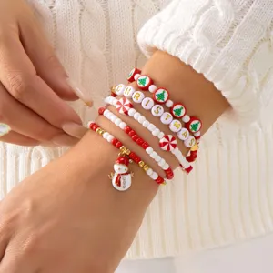 Detailansicht eines mehrlagigen Weihnachts-Perlenarmband-Sets mit einem Schneemann-Anhänger