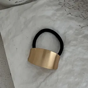 Detailansicht eines minimalistischen Gold-Manschettengummis mit einem matten Premium-Finish.