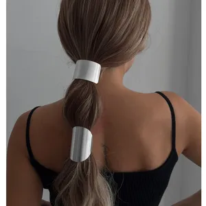 Minimalistisches silbernes Haarmanschetten-Set für elegantes Pferdeschwanz-Styling
