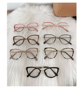Primer plano de monturas de gafas de gato en siete colores de moda sobre piel blanca