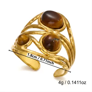 Vista dettagliata di un anello vintage color oro con pietre occhio di tigre e dimensioni