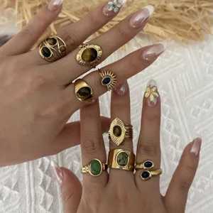Primo piano di anelli d'oro vintage con pietre naturali di occhio di tigre