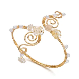 Bracciale da braccio dorato con conchiglie e perle per vacanze al mare