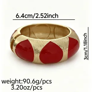 Vista dettagliata del bracciale vintage in smalto con diametro 6,4 cm e larghezza 3 cm