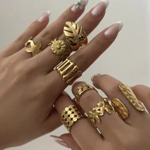 Primo piano di anelli d'oro vintage regolabili con motivi a foglia e fiori