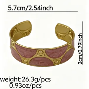 Detailansicht des goldfarbenen Emaille-Armreifs im Ozean-Stil mit Maß- und Gewichtsangaben.