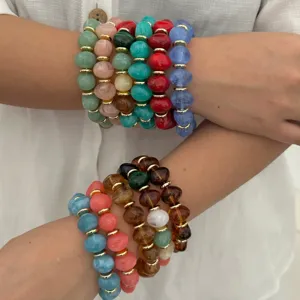 Böhmische Armbänder mit unregelmäßigen bunten Steinen und goldenen Abstandsperlen