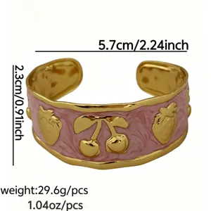 Detail van roze emaille armband met gouden kersen- en aardbeienpatronen