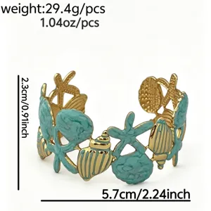 Detail eines goldenen Emaille-Armreifs im Ozean-Design mit Maßen und Gewichtsangaben