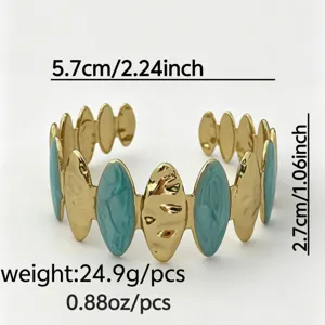 Detailansicht des goldenen Emaille-Manschettenarmbands mit 5,7 cm Durchmesser und Gewicht.
