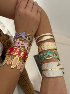 Gedetailleerde weergave van kleurrijke emaille armbanden met oceaan- en fruitmotieven