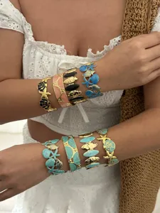 Detailansicht bunter Emaille-Armreifen im Ozean-Stil mit Seestern- und Muschelmotiven