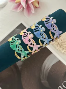 Detailweergave van kleurrijke emaille oceaanthema armbanden met zeesterren en zeedieren.