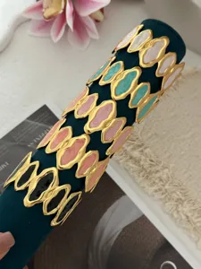 Kleurrijke brede emaille armbanden met organische goudkleurige golvende patronen