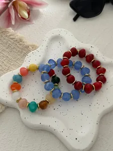 Detailansicht von böhmischen unregelmäßigen Steinperlenarmbändern mit goldenen Trennern.